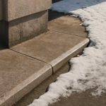 Светлые кромки на бетонных отмостках после оттепели