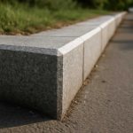 Почему после дождя на гранитных бордюрах видны светлые кромки