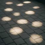 Почему у подъездов на тротуарной плитке проступают светлые круги