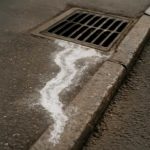 Почему у ливневок на асфальте проступают светлые минеральные следы
