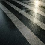 Светлые полосы на асфальте у парковок после дождя и их причины