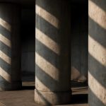 Почему на бетонных столбах после снега проступают светлые полосы
