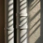 Светлые полосы на пластиковых водосточных трубах и их причины