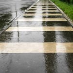 Светлые полосы на тротуарах после ливня и причины их появления
