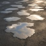Светлые пятна на асфальте после оттепели и причины их появления
