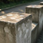 Почему на бетонных парапетах появляются светлые пятна