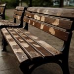Почему на лавочках после дождя проступают светлые пятна