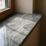 Светлые разводы на гранитных подоконниках и причины их появления