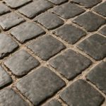 Светлые швы на старой брусчатке во время засухи и их причины
