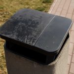 Почему уличные урны после сырости получают темные крышки