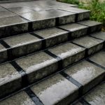 Почему после дождя темнеют швы на уличных лестницах