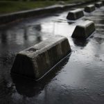 Почему на велосипедных парковках после дождя темнеют упоры