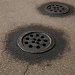 Почему вокруг сливных отверстий на асфальте видны темные кольца