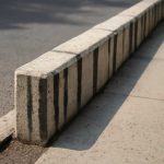 Причины темных полос на бетонных бордюрах в летний сезон