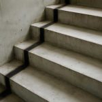 Причины темных полос на бетонных лестницах во дворах