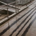 Почему на бетонных пандусах после дождя появляются темные полосы