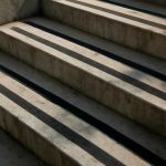 Почему на бетонных ступенях после ливня темнеют центральные полосы
