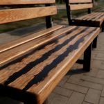 Темные полосы на деревянных скамьях у парков и их причины