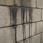 Темные потеки на цементных швах у входа и их происхождение