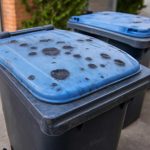 Причины темных пятен на пластиковых крышках мусорных контейнеров
