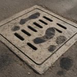 Откуда берутся темные следы на бетонных крышках дождеприемников