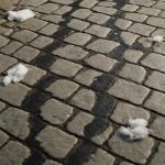 Почему на брусчатке остаются темные следы после схода снега