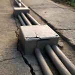 Как мороз подчеркивает трещины на уличных кабельных коробах