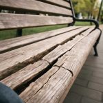 Почему на уличных лавках заметнее трещины после сильного нагрева