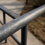 Почему на металлических перилах заметнее царапины после зимы