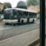 Почему туман делает царапины на остановочных стеклах заметнее