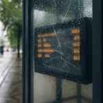 Почему на остановочных табло царапины сильнее видны после дождя