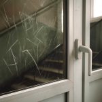 Почему туман проявляет царапины на пластиковых окнах подъездов