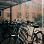 Причины царапин на поликарбонатных стенках велосипедных стоянок