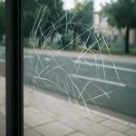 Причины появления царапин на стеклянных остановочных павильонах