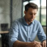 Почему после росы царапины на стеклянных перегородках видны сильнее