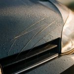 Почему на металлических решетках после росы царапины видны сильнее