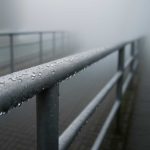 Как утренний туман выявляет неровности на металлических ограждениях