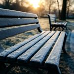 Утренний иней на лавочках во дворе и заметность царапин