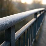Как утренняя изморозь выявляет дефекты на металлических перилах мостов