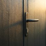 Как утренняя роса выявляет царапины на металлических дверях