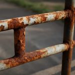 Почему туман делает коррозию на металлических ограждениях заметнее
