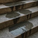 Почему утром на каменных ступенях видны влажные кромки