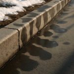 Почему на бетонных бордюрах остаются влажные тени после снега