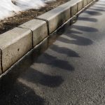 Почему на бетонных бордюрах после снега выступают влажные тени