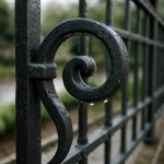 Почему туман оставляет влажный налет на кованых оградах