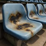 Почему на пластиковых скамейках после солнца видны выгоревшие зоны