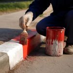 Почему засуха делает заметнее мелкие выкрашивания на бордюрах