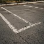 Как жара усиливает выцветание разметки на парковочных площадках