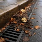 Как ветер выявляет засоры в дренажных решетках во дворе