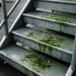 Зеленоватые пятна на мокрых металлических лестницах и их причины